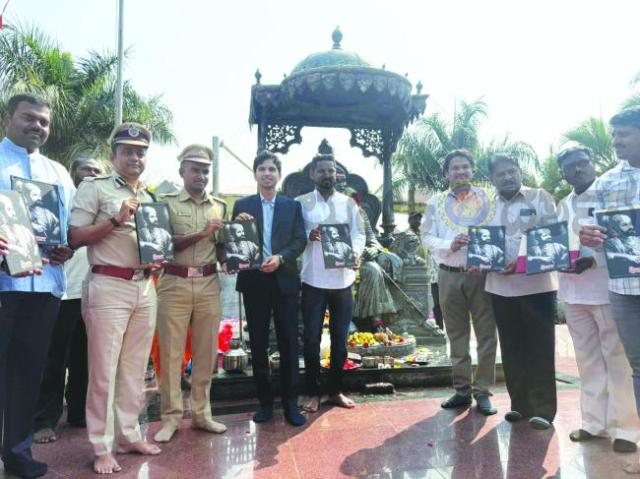 ಶಿವಾಜಿ ಜಯಂತಿ: ಶಾಲಾ ಕಾಲೇಜುಗಳಿಗೆ ಶಿವಾಜಿ ಭಾವಚಿತ್ರ ವಿತರಣೆ