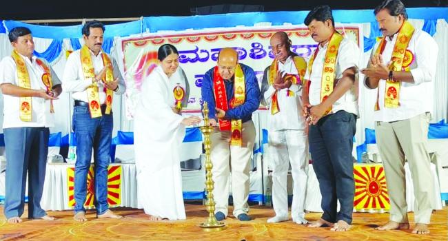 ಮನುಷ್ಯನ ಯಾಂತ್ರಿಕ ಬದುಕಿನಲ್ಲಿ ಆಧ್ಯಾತ್ಮ ಜ್ಞಾನ ಆಶಾಕಿರಣವಾಗಿದೆ : ಜಿಲ್ಲಾಧಿಕಾರಿ ಇಟ್ನಾಳ 