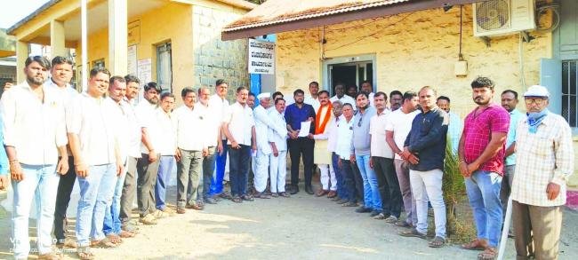 ಪೊಲೀಸ್ ಅಧಿಕಾರಿ ಹಾಗೂ ಸಿಬ್ಬಂದಿಗಳ ಮೇಲೆ ಕಲ್ಲು ತೂರಾಟ ಘಟನೆ ಖಂಡಸಿ ಮರಾಠ ಸಮಾಜದ ವತಿಯಿಂದ  ತಹಶೀಲ್ದಾರಗೆ ಮನವಿ  