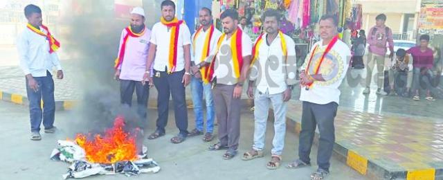 ತಂಬಾಕು ಜಾಹೀರಾತು ಸ್ಟಿಕ್ಕರ್ ಕಿತ್ತೆಸೆದು ಕರವೇ ಪ್ರತಿಭಟನೆ 