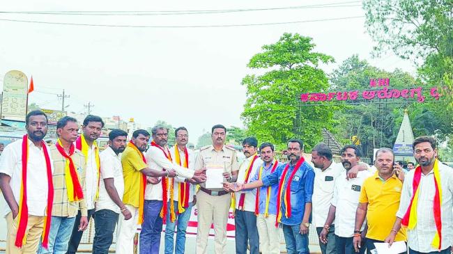 ವೀರ ರಾಯಣ್ಣ ಮೂರ್ತಿಗೆ ಅಪಮಾನ, ಕಿಡಿಗೇಡಿಗಳ ವಿರುದ್ಧ ಕ್ರಮಕ್ಕೆ ಅಗ್ರಹ