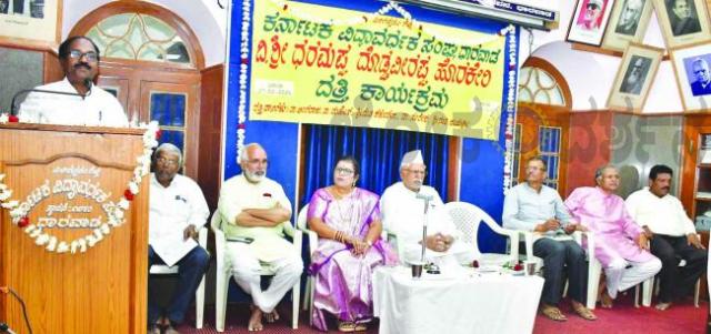 ‘ಕೌಟುಂಬಿಕ ವಾತ್ಸಲ್ಯ : ಒಂದು ಅವಲೋಕನ’ ಕುರಿತು ಮಾತನಾಡಿದ ಡಾ.ಭಜಂತ್ರಿ 