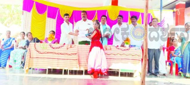 ಹುಲಿಕಟ್ಟಿ ಶಾಲೆಯಲ್ಲಿ ವಿದ್ಯಾರ್ಥಿಗಳ ಬಿಳ್ಕೊಡುಗೆ ಸಮಾರಂಭ