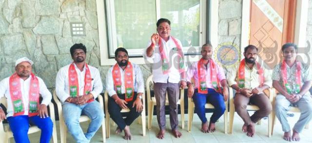 ಸ್ವಾಗತ ಕಮಾನಿನ ದುರ್ಘಟನೆಯಲ್ಲಿ ಮೃತಪಟ್ಟ ಕುಟುಂಬಕ್ಕೆ ಪರಿಹಾರ ನೀಡಿ ಪುರಸಭೆ ಅಧಿಕಾರಿಗ ಅಮಾನತ್ತುಗೂಳಿಸಿ ಒತ್ತಾಯ 