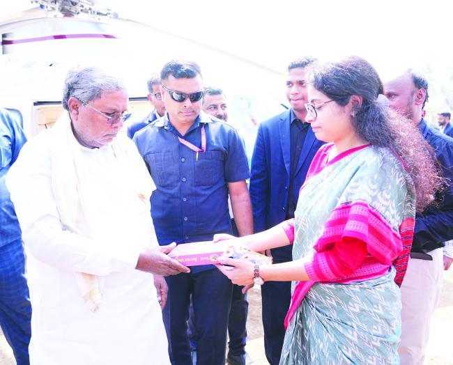 ಸಿಎಂ ಸಿದ್ಧರಾಮಯ್ಯಗೆ ಕುವೆಂಪು ಕಾದಂಬರಿ ಉಡುಗೊರೆ  