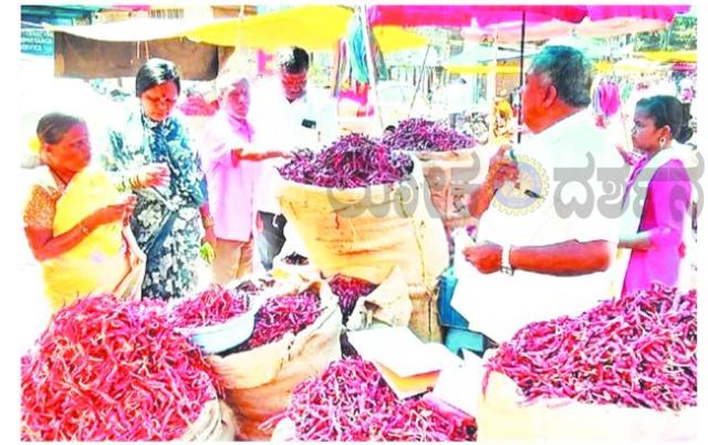 ವಾರದ ಸಂತೆ ಮಾರುಕಟ್ಟೆಯಲ್ಲಿ ಒಣ ಮೆಣಸಿನಕಾಯಿ 