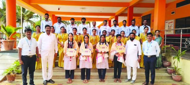 ಸರ್ವಜ್ಞ ವಿದ್ಯಾಪೀಠದ ವಿದ್ಯಾರ್ಥಿಗಳಿಗೆ ಸನ್ಮಾನ  