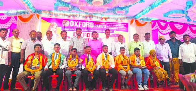 ಮುದ್ದೇಬಿಹಾಳ ಶಾಲೆ 5ರಿಂದ 10ನೇ ತರಗತಿಯ ವಿದ್ಯಾರ್ಥಿಗಳಿಗೆ ಚಾಂಪಿಯನ್ ಅವಾರ್ಡ  ಪರೀಕ್ಷೇ  ವಿಜೇತರಿಗೆ ಸನ್ಮಾನ