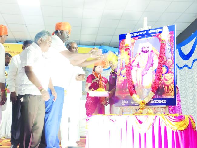 ಶ್ರೀ ಛತ್ರಪತಿ ಶಿವಾಜಿ ಜಯಂತಿ ಕಾರ್ಯಕ್ರಮಶಿವಾಜಿ ಮಹಾರಾಜರು ಯುವ ಪೀಳಿಗೆಗೆ ಸ್ಫೂರ್ತಿ : ಕೆ.ರಾಘವೇಂದ್ರ ಹಿಟ್ನಾಳ 