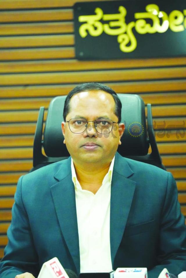 ಬಳ್ಳಾರಿ ಶ್ರೀ ಕನಕ ದುರ್ಗಮ್ಮ ಸಿಡಿಬಂಡಿ ರಥೋತ್ಸವ ಮದ್ಯ ಮಾರಾಟ ನಿಷೇಧಿಸಿ ಜಿಲ್ಲಾಧಿಕಾರಿ ನಾಗೇಂದ್ರ ಪ್ರಸಾದ್‌.ಕೆ ಆದೇಶ 