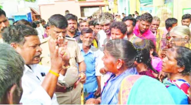 ವಿದ್ಯಾರ್ಥಿನಿ ಮೇಲೆ ಅತಿಥಿ ಶಿಕ್ಷಕನ ಕಿರುಕುಳ ಮತ್ತು ದೌರ್ಜನ್ಯ  ಖಂಡಿಸಿ ಶಾಲೆಗೆ ಬೀಗ ಹಾಕಿ ಪೋಷಕರು ಪ್ರತಿಭಟನೆ