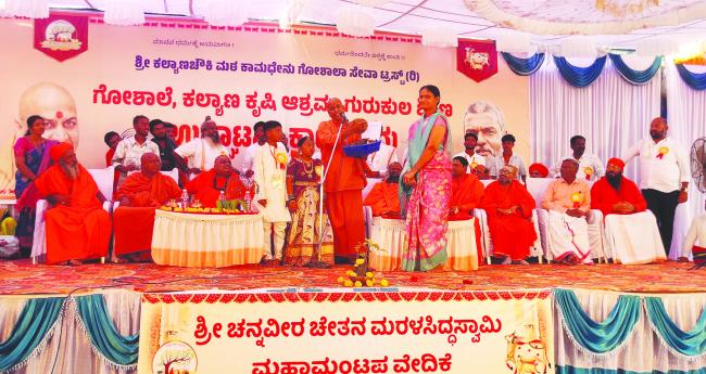 ವೈದ್ಯಕೀಯ ಕ್ಷೇತ್ರಕ್ಕೆ ಹಸುವಿನ ಕೊಡುಗೆ ದೊಡ್ಡದು : ಅದೃಶ್ಯಕಾಡಸಿದ್ದೇಶ್ವರ ಮಹಾಸ್ವಾಮಿ 