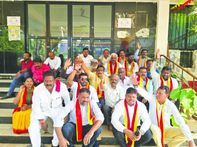 ತರಾತುರಿಯಲ್ಲಿ ರಾಜ್ಯೋತ್ಸವದರ ಸಮಂಜರಿ : ಕನ್ನಡಿಗರ ಆಕ್ರೋಶ 