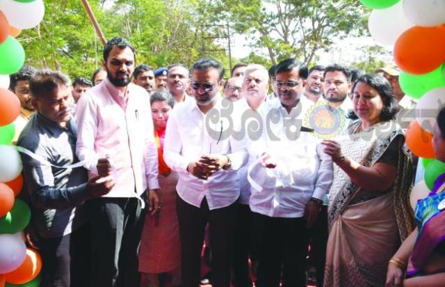  ವಸ್ತು ಮಳಿಗೆ ವೀಕ್ಷಿಸಿ, ವಸ್ತುಗಳನ್ನು ಖರೀದಿಸಿ, ಪ್ರೋತ್ಸಾಹಿಸಿದ ಸಚಿವ ಸಂತೋಷ ಲಾಡ್ 