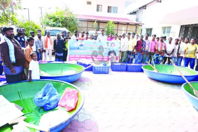 ಮೀನುಗಾರರಿಗೆ ಸಲಕರಣೆ ಕಿಟ್ ವಿತರಿಸಿದ ಶಾಸಕ ಜೆ.ಎನ್‌.ಗಣೇಶ್ 