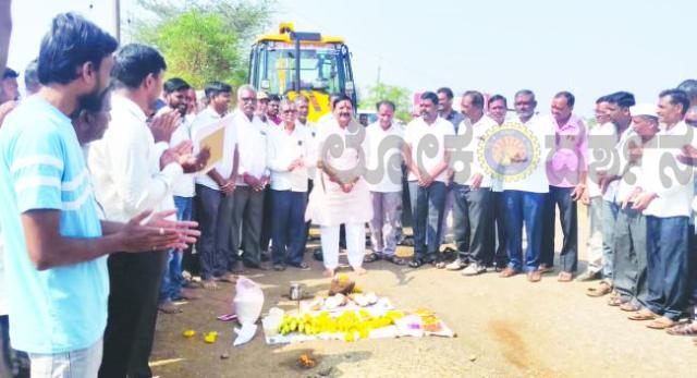 ರಾಯಬಾಗ ಕ್ಷೇತ್ರದಲ್ಲಿ 3.30 ಕೋಟಿ ರೂ. ರಸ್ತೆ ಕಾಮಗಾರಿಗೆ ಚಾಲನೆ: ಶಾಸಕ ದುರ್ಯೋಧನ ಐಹೊಳೆ 