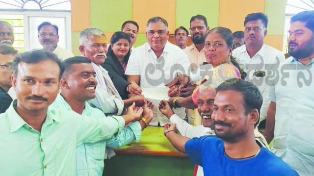 ತಾಲೂಕಿನ 13 ಗ್ರಾಮಗಳ ದೇವಸ್ಥಾನಗಳಿಗೆ ಆರಾಧನಾ ಚೆಕ್ ವಿತರಿಸಿದ ಶಾಸಕ ಪಠಾಣ