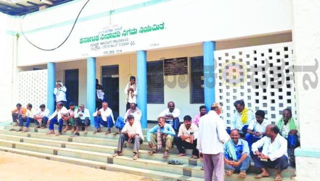 ಕೆಟ್ಟು ನಿಂತ ಪಂಪಸೆಟ್‌ಗಳನ್ನು ಸರಿಪಡಿಸಿ ಇನ್ನೂ 20 ದಿನ ನೀರು ಹರಿಸಲು ನವಿಲುತೀರ್ಥ ಕಚೇರಿಗೆ ಮುತ್ತಿಗೆ ಹಾಕಿ ರೈತರು ಪ್ರತಿಭಟಿನೆ 