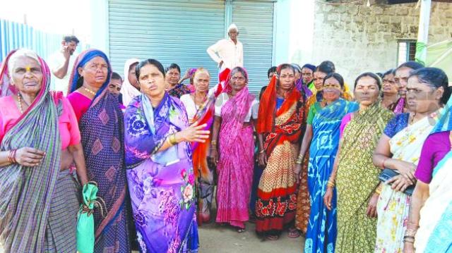 ತಲ್ಲೂರ ಗ್ರಾಮದಲ್ಲಿನ ವೈನ್ ಶಾಪ್ ಸ್ಥಗಿತಗೊಳಿಸುವಂತೆ ಗ್ರಾಮದ ನೂರಾರು ಮಹಿಳೆಯರು ವೈನ್ ಶಾಪ್ ಎದುರು ಪ್ರತಿಭಟನೆ  