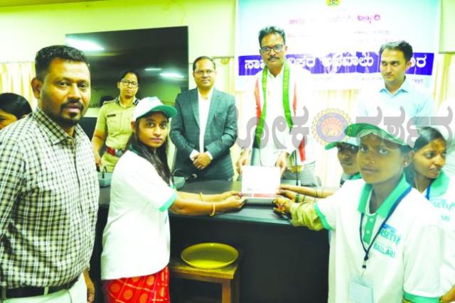 ಸಾರ್ವಜನಿಕರಿಂದ ಅಹವಾಲು ಸ್ವೀಕರಿಸಿದ ಸಂಸದ ಈ.ತುಕಾರಾಮ್‌