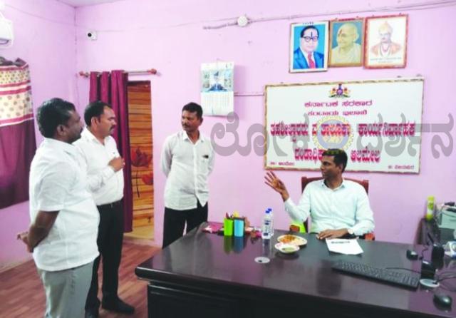 ಆಲಮೇಲ ತಹಶಿಲ್ದಾರ ಕಛೇರಿಗೆ ಬೇಟಿ ನೀಡಿ ತಾಲೂಕಿನ ವಿವಿದ ಇಲಾಖೆಗಳ ಅಧಿಕಾರಿಗಳ ಪ್ರಗತಿ ಪರೀಶೀಲನೆ 
