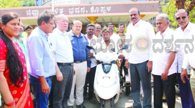 ವಿಶೇಷ ಚೇತನರಿಗೆ ಮೋಟಾರು ಚಾಲಿತ ತ್ರಿಚಕ್ರ ವಾಹನ ವಿತರಣೆ 