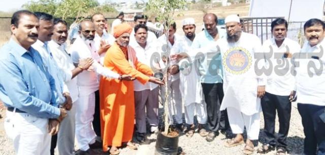 ಮರಗಳು ಕಡಿಮೆಯಾದರೆ ಶುದ್ಧ ಆಮ್ಲಜನಕ ಸಿಗುವುದು ಅಸಾಧ್ಯ: ಮರಳ ಸಿದ್ಧ ಶ್ರೀ 