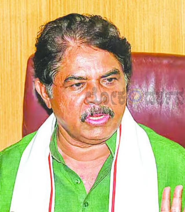 'ಸಿದ್ದರಾಮಯ್ಯ ಕುರ್ಚಿಗೆ ಫೆ"ಕಾಲ್ ಹಾಕಿ ಅಂಟಿಸಿಕೊಂಡಿದ್ದಾರೆ'