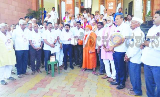 ಕನೇರಿ ಮಠದ ಶ್ರೀಗಳ ವಿರುದ್ದ ಬಸವ ಕೇಂದ್ರದ ಸಂಘಟನೆಯವರಿಂದ ಪ್ರತಿಭಟನೆ 