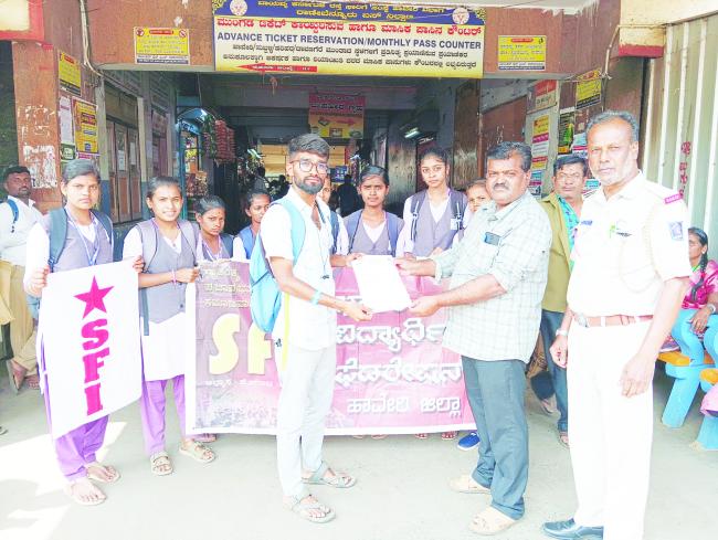 ಪರೀಕ್ಷೆ ಸಮಯ, ಗ್ರಾಮೀಣ ಪ್ರದೇಶಗಳಿಗೆ ಸಮರ​‍್ಕ ಬಸ್ ಬಿಡಿ: ಎಸ್‌ಎಫ್‌ಐ ನೇತೃತ್ವದಲ್ಲಿ ವಿದ್ಯಾರ್ಥಿನಿಯರ ಮನವಿ