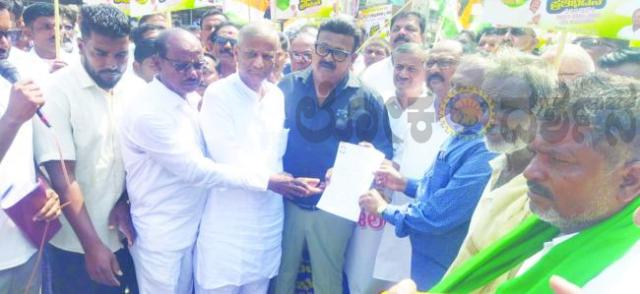 ಕೇಂದ್ರ ಸರ್ಕಾರ ಜಾರಿಗೆ ತಂದಿರುವ ವಿಬಿಜಿ ರಾಮ್  ಜಿ : ರದ್ದುಗೊಳಿಸಲು ಭಾರಿ ಪ್ರತಿಭಟನೆ ರಾಷ್ಟ್ರ​‍್ರತಿಗಳಿಗೆ ಮನವಿ