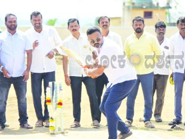 ಕ್ರಿಕೆಟ್ ಪಂದ್ಯಾವಳಿಗೆ ಚನ್ನರಾಜ ಹಟ್ಟಿಹೊಳಿ ಚಾಲನೆ 