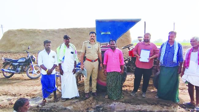 ಪ್ರಭಾವಿಗಳಿಂದ ಸರ್ಕಾರಿ ಗೋಮಾಳ ಅತಿಕ್ರಮಿಸುವ ಹುನ್ನಾರ - ಗ್ರಾಮಸ್ಥರ ವಿರೋಧ