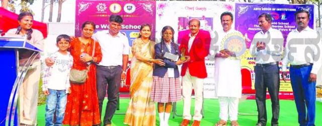 ರಾಜ್ಯ ಮಟ್ಟದ ವಿಜ್ಞಾನ ವಸ್ತುಪ್ರದರ್ಶನದ ವಿಜೇತೆ ಅನುಷಾ ರಾಜೂರ