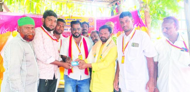 ಚಾಲಕರ ಅಭಿವೃದ್ಧಿ ಸಂಘದವರಿಗೆ ಐಡಿ ಕಾರ್ಡ್‌ ವಿತರಣೆ  