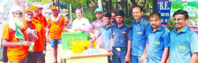 ಶ್ರೀಶೈಲ ಪಾದಯಾತ್ರಿಗಳಿಗೆ ಬಾಳೆ ಹಣ್ಣು, ಮಜ್ಜಿಗೆ ವಿತರಣೆ 