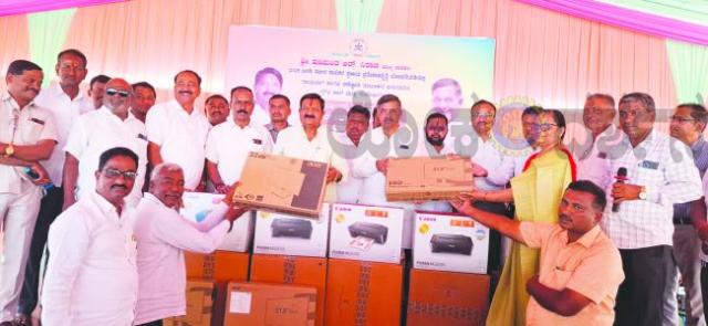 ಅನುದಾನಿತ ಪ್ರೌಢ ಶಾಲೆ ಮತ್ತು ಕಾಲೇಜುಗಳಿಗೆ ಕಂಪ್ಯೂಟರ್, ಸ್ಕ್ಯಾನರ್ ಮತ್ತು ಪ್ರಿಂಟರ್ ವಿತರಣೆ