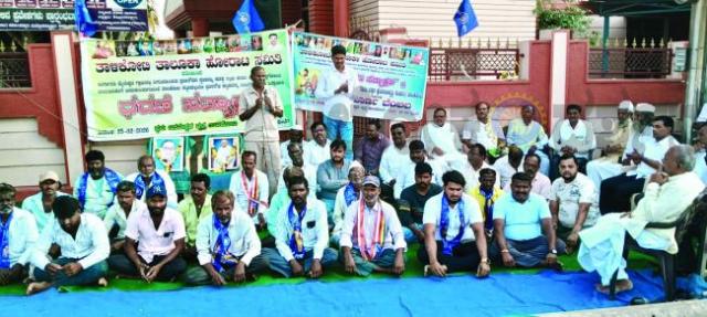 ಪ್ರಜಾಸೌಧ ಸ್ಥಳ ವಿರೋಧಿಸಿ ಏಳನೇ ದಿನಕ್ಕೆ ಮುಂದುವರೆದ ಧರಣಿ ಸತ್ಯಾಗ್ರಹ. ಭೋವಿ ವಡ್ಡರ ಸಮಾಜ ಸಾಥ್‌