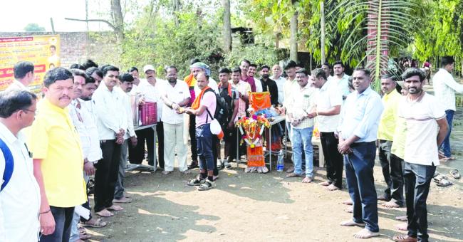 ಶ್ರೀಶೈಲ ಮಹಾಕ್ಷೇತ್ರದ ಕಡೆಗೆ ಮುಖ ಮಾಡಿದ ಮುಗಳಖೋಡ ಪಾದಯಾತ್ರಿಗಳಿಗೆ ಅಂಬಲಿ, ಹಣ್ಣು ಹಂಪಲು ವಿತರಿಸಿದ ಭಕ್ತರು.