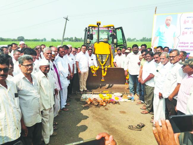 ಗಡಿ ರಸ್ತೆಗಳಿಗೆ ವಿಶೇಷ ಆದ್ಯತೆ: ಶಾಸಕ ಗಣೇಶ ಪ್ರಕಾಶ ಹುಕ್ಕೇರಿ ಸದಲಗಾ-ದತ್ತವಾಡ ರಸ್ತೆ ಸುಧಾರಣೆಗೆ 3.95 ಕೋಟಿ ರೂ. ಅನುದಾನ