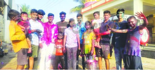 ಹೋಳಿ ಹಬ್ಬದಲ್ಲಿ ತೊಡಗಿದ ಮಕ್ಕಳು. 