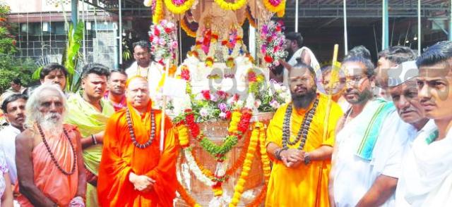 ಯಡೂರ ಗ್ರಾಮದಲ್ಲಿ ಇಂದು ಮುಂಜಾನೆ ನಡೆದ ಮಹಿಳೆಯರ ಬೆಳ್ಳಿ ರಥೋತ್ಸವಕ್ಕೆ ಚಾಲನೆ 