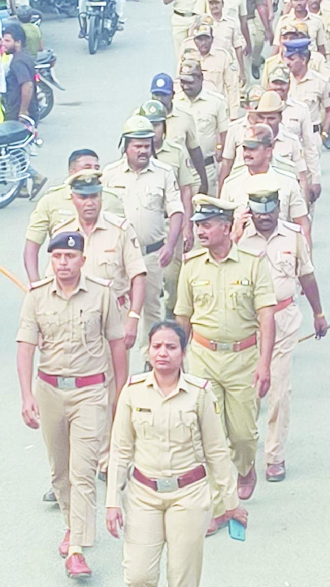 ಹೋಳಿ, ರಂಜಾನ್ ಹಬ್ಬ: ಪೊಲೀಸ್ ಪಥ ಸಂಚಲನ  