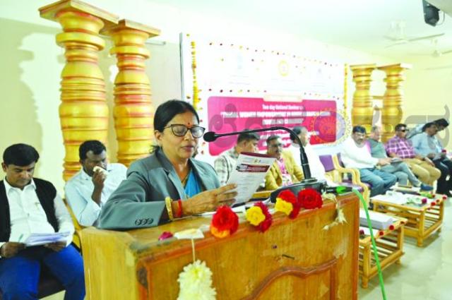 ಆಧುನಿಕ ಸಮಾಜದ ಸೌಲಭ್ಯಗಳಿಂದ ವಂಚಿತರಾಗುತ್ತಿರುವ ಕಾಡು ಮತ್ತು ಹಿಂದುಳಿದ ಪ್ರದೇಶಗಳಲ್ಲಿ ವಾಸಿಸುವ ಬುಡಕಟ್ಟು ಮಹಿಳೆಯರು 