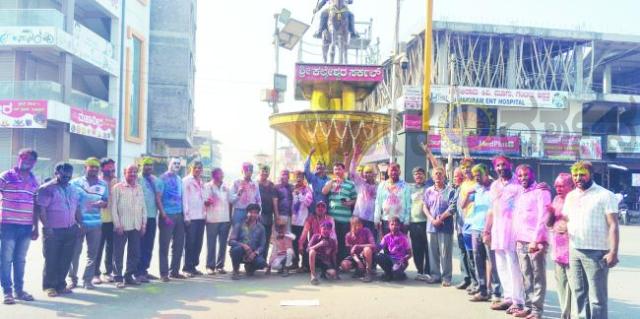 ವಯಸ್ಸಿನ ಅಂತರವಿಲ್ಲದೆ ಹೋಳಿ ಸಂಭ್ರಮದಲ್ಲಿ ಭಾಗಿ 