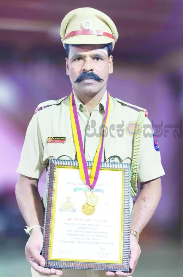 ರಮೇಶ ಎಂ. ದಳವಾಯಿ ಅವರಿಗೆ ಬೆಳ್ಳಿ ಪದಕ