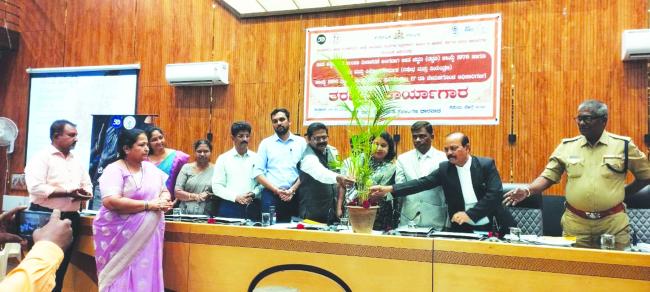 ಇಲಾಖೆ ಮತ್ತು ಅಧಿಕಾರಿಗಳಲ್ಲಿ ಸಮನ್ವಯತೆ ಬೇಕು: ಜಿಲ್ಲಾಧಿಕಾರಿ ಸ್ನೇಹಲ್ ಆರ್‌