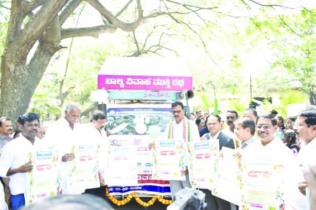 ಬಳ್ಳಾರಿ: ಬಾಲ್ಯ ವಿವಾಹ ಮುಕ್ತಿ ರಥಕ್ಕೆ ಸಂಸದ ಈ.ತುಕಾರಾಮ್ ಚಾಲನೆ ನೀಡಿ ಕರೆಬಾಲ್ಯ ವಿವಾಹ ತಡೆಗೆ ಎಲ್ಲರೂ ಕೈ ಜೋಡಿಸಬೇಕು 