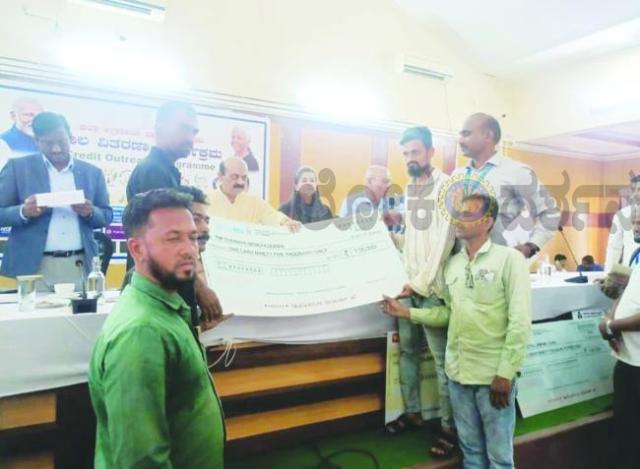 301 ಫಲಾನುಭವಿಗಳಿಗೆ ರೂ.819.74 ಕೋಟಿ ಮೊತ್ತದ ಚೆಕ್ ವಿತರಣೆ ರೈತ ಮತ್ತು ದುಡಿಯುವ ವರ್ಗ ಆಧುನಿಕ ಯುಗದ ಕುಬೇರರು -ಸಂಸದ ಬಸವರಾಜ ಬೊಮ್ಮಾಯಿ 