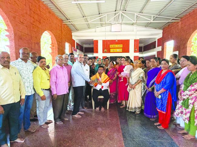 ರಸ್ತೆ ಕಾಮಗಾರಿಗೆ ಪೂಜೆ ಸಲ್ಲಿಸಿ ಜನಪ್ರತಿನಿಧಿಗಳಿಂದ ಚಾಲನೆ